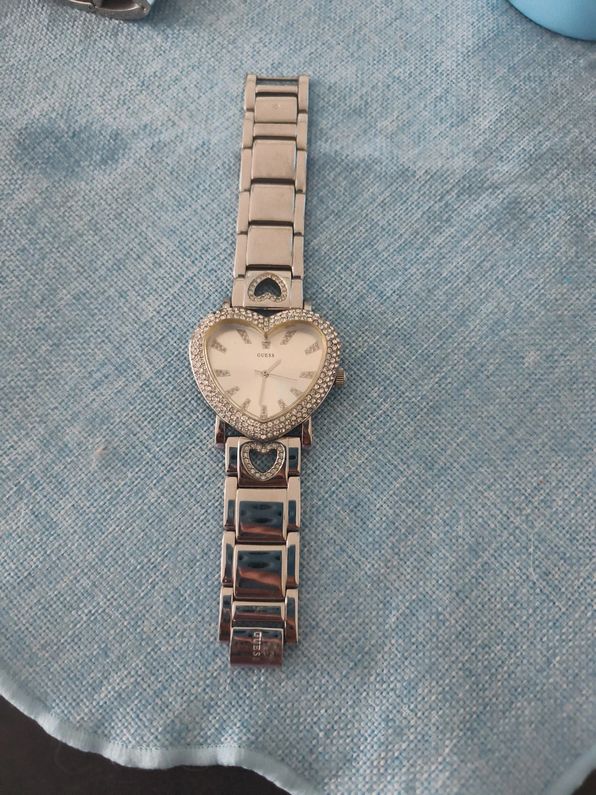 Montre guess en forme de cœur